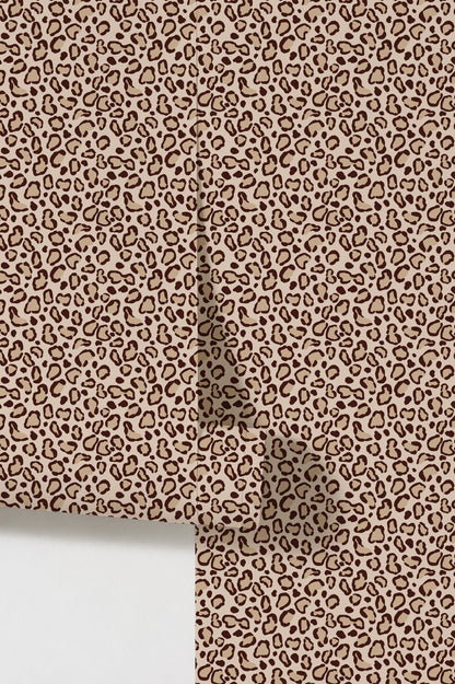 Leopard print cream wallpaper with brown spots on a beige background.